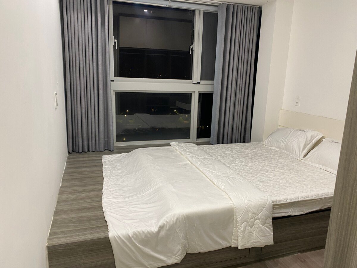 phong ngu cna ho ban 1 - Cho thuê căn hộ 02pn, chung cư Scenic Valley 1, giá 17tr/tháng, nhà đẹp, đủ nội thất.