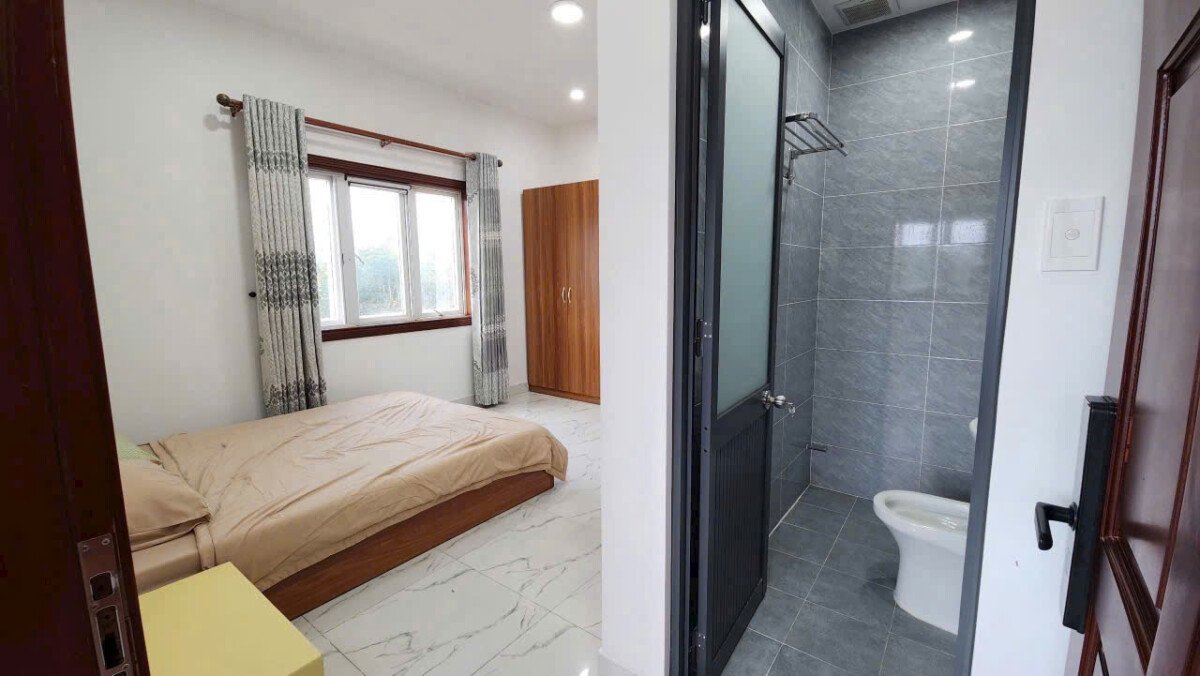 phong ngu co nha tam rieng - Giá mua bán tòa nhà góc đường Lý Long Tường và đường Nguyễn Bính khu Nam Quang T4/2026