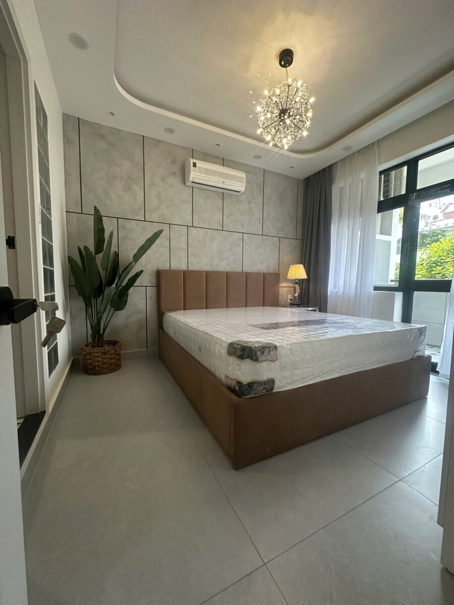 phong ngu lon can ho - Giá mua bán căn hộ 2pn tòa F chung cư Hưng Vượng 2 phường Tân Hưng T4/2026