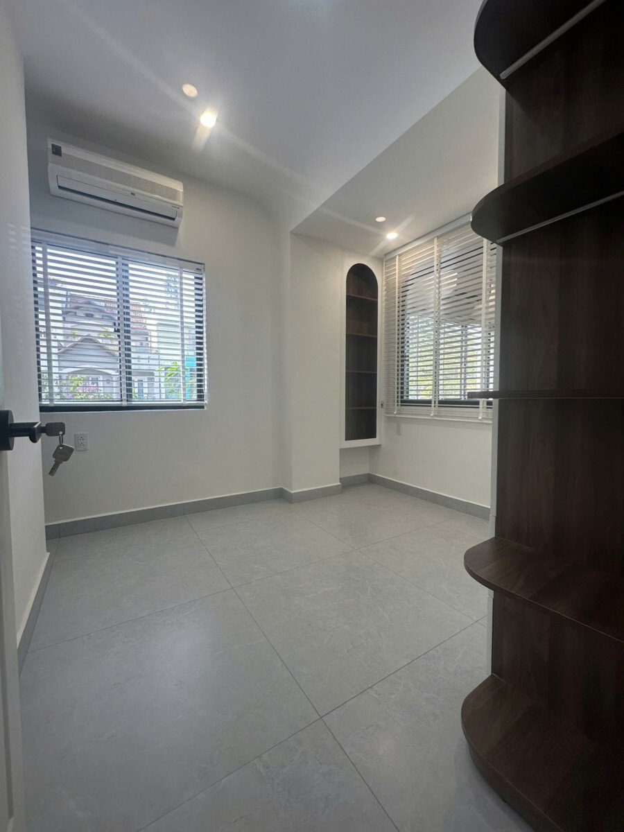 phong ngu nho thu hai hoan thien co ban - Giá mua bán căn hộ 2pn tòa F chung cư Hưng Vượng 2 phường Tân Hưng T4/2026