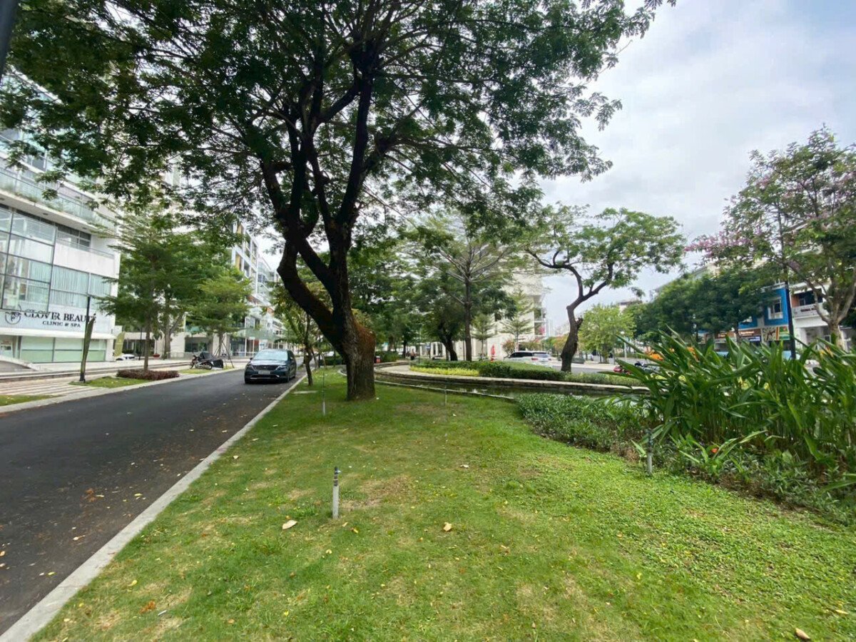 shophouse toa lac duong ton dat tien nhieu cay xanh mat me - Giá cho thuê cặp Shophouse số 143-145 đường Tôn Dật Tiên Phú Mỹ Hưng phường Tân Hưng T5/2026