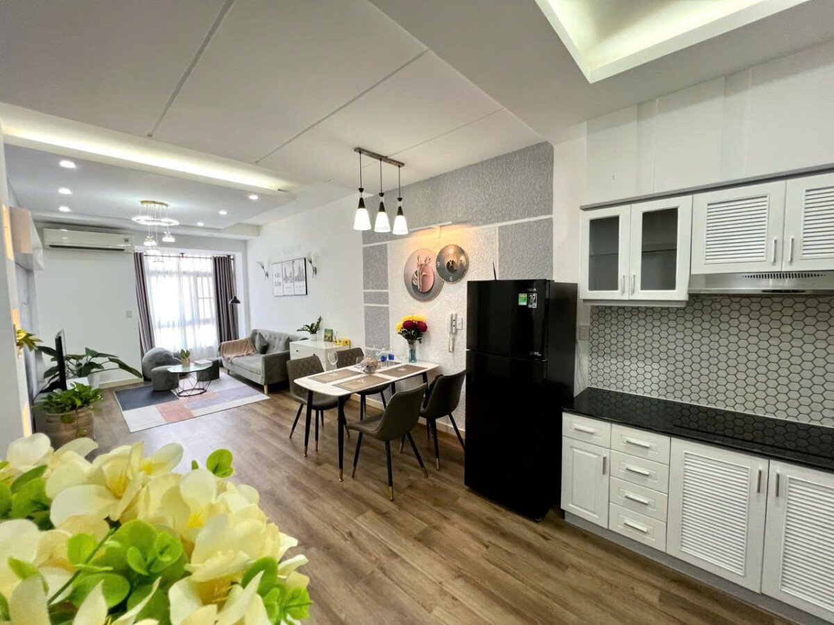 toan canh phong khach can ho ban - Cần bán gấp căn hộ 71m2, chung cư Sky Garden 2, 02pn, giá 5 tỷ , nội thất đẹp.