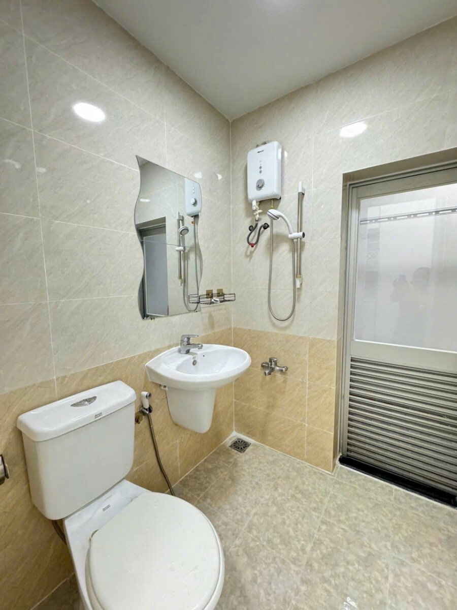 toilet can ho sky 2 ban - Bán căn hộ Sky Garden 2. DT 71m2 Nhà đẹp- Đang cho thuê 19 Triệu/Tháng. Thiết kế 2 Phòng-2wc- Giá 5.650 Tỷ
