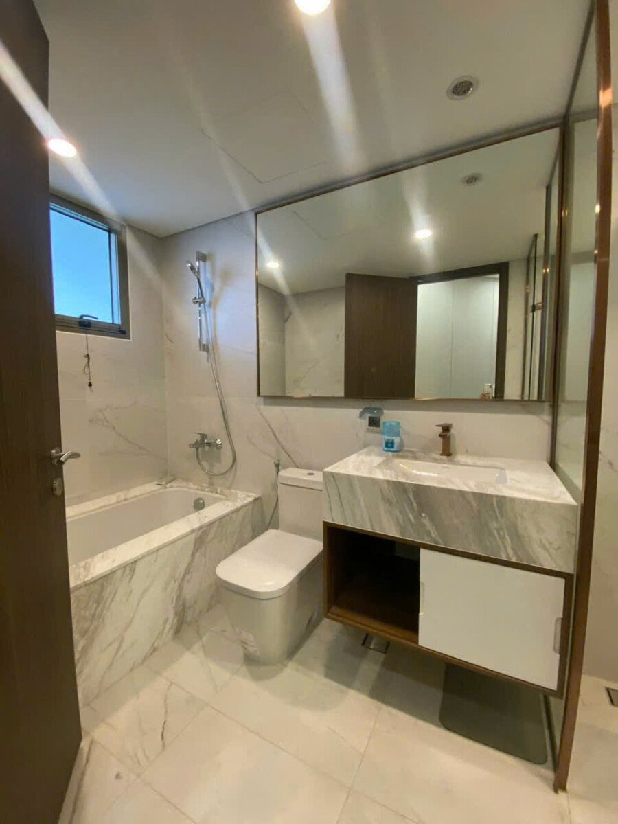 toilet phong ngu co bon tam nam - Giá mua bán căn hộ 2pn chung cư The Peak m8 phường Tân Mỹ T4/2026