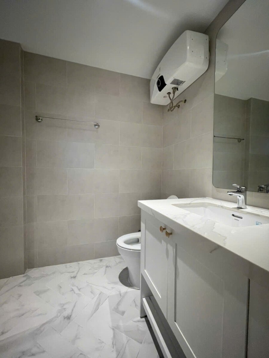 toilet rong - Cho thuê căn hộ Grand View A. DT 118m2 Nhà đẹp-Mới- Đầy đủ nội thất- 3 Phòng-2wc- Giá thuê 42 Triệu/Tháng