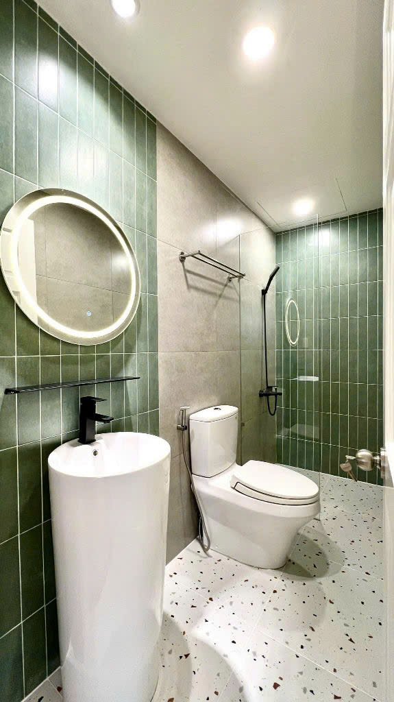 tollet can ho ban 10 - Sở hữu ngay căn hộ 71m2, chung cư Sky Garden 3, 5.750 tỷ, 03pn, nhà đẹp, đang có hợp đồng thuê cao