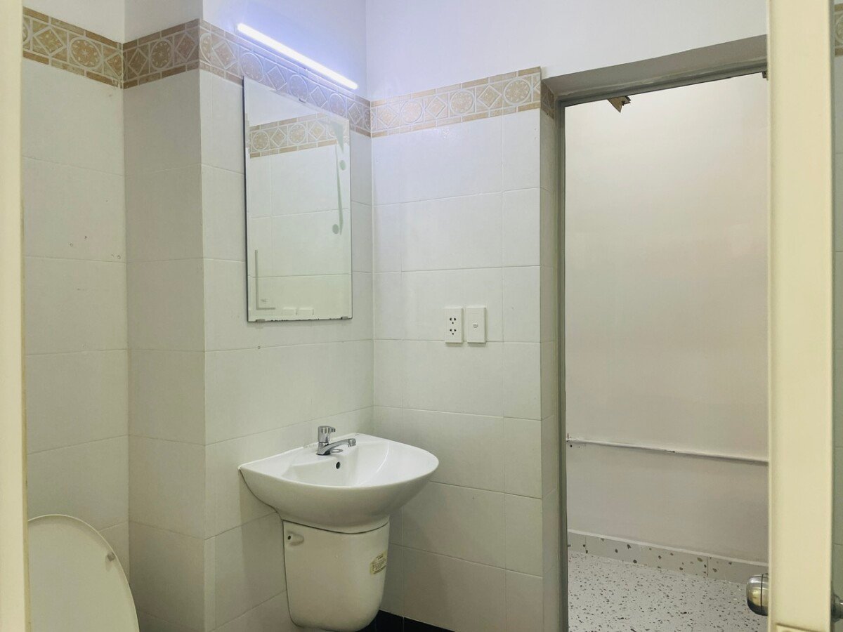 tollet can ho ban 13 - Bán căn hộ chung cư Sky Garden 2, 71m2, 02pn, giá , 5.050 tỷ, nhà mới, đủ nội thất.