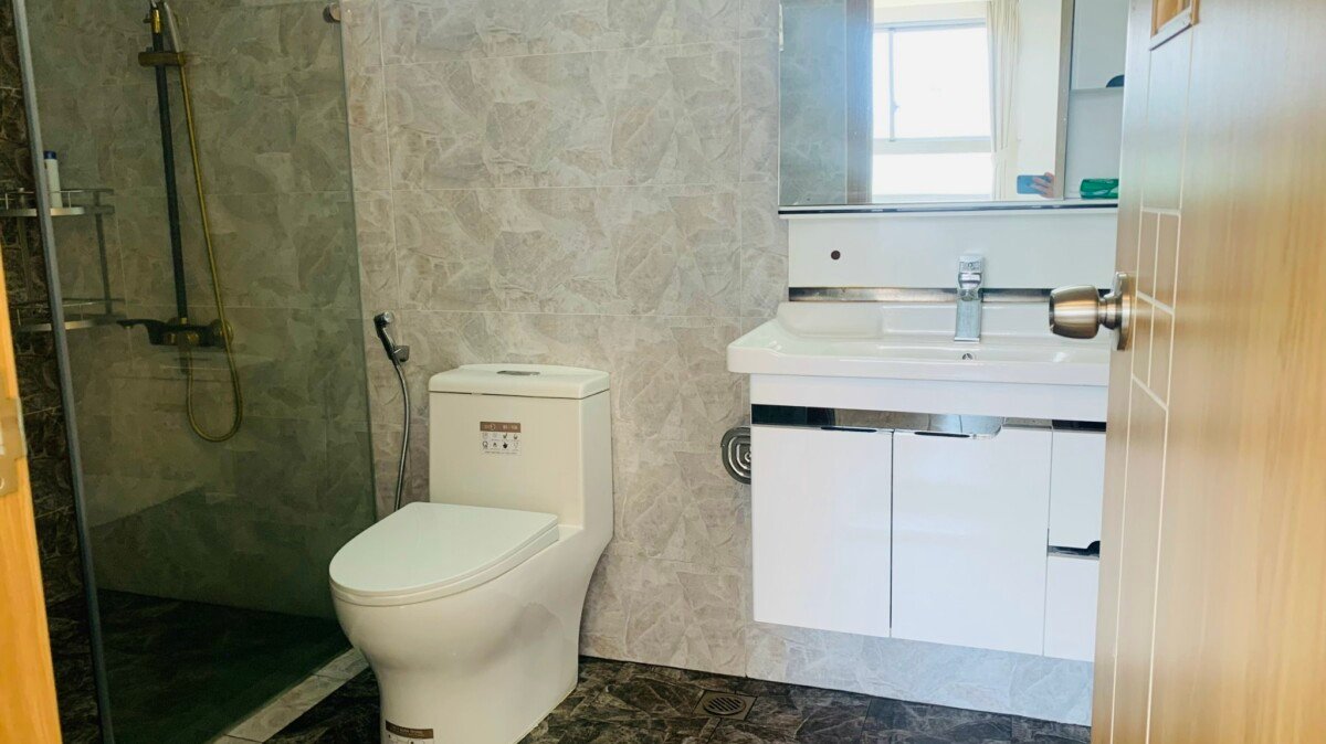 tollet can ho ban 5 - Bán căn hộ 03pn, chung cư Scenic Valley 2, giá 9.4 tỷ, nhà đang có hợp đồng thuê.