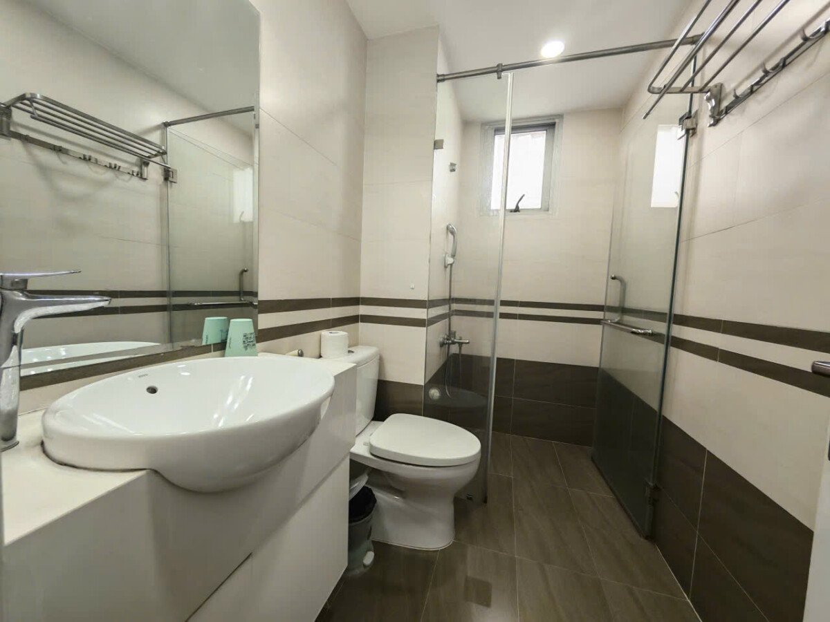 tollet can ho ban 9 - Bán căn góc 81m2, chung cư Scenic Valley 2, 02pn, giá 8.1 tỷ, nhà đang có hợp đồng thuê.