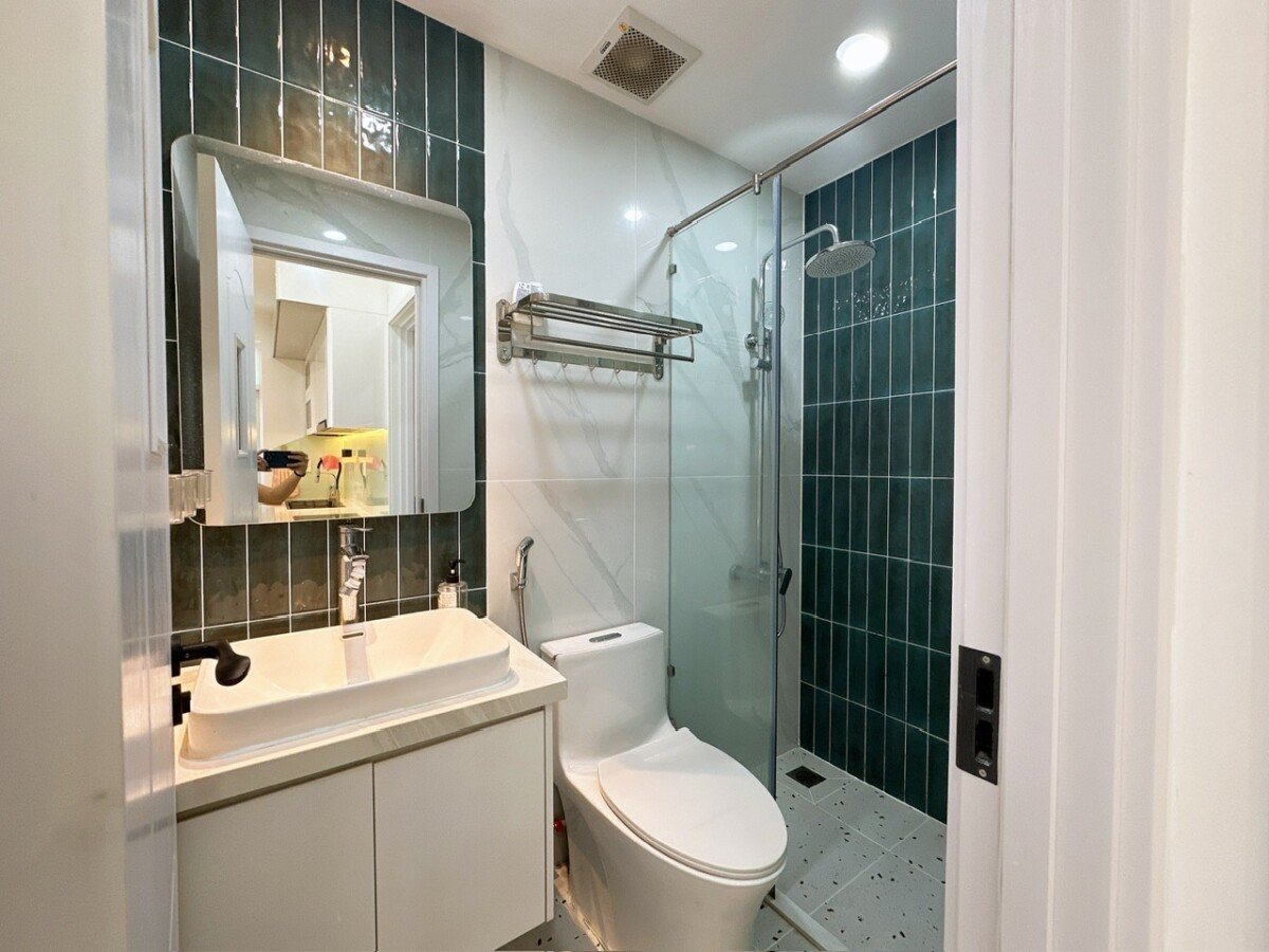 tollet can ho cho thue 3 - Cho thuê căn hộ chung cư Sky Garden 3, 02pn, nhà đẹp, giá 25tr/tháng, nội thất mới.