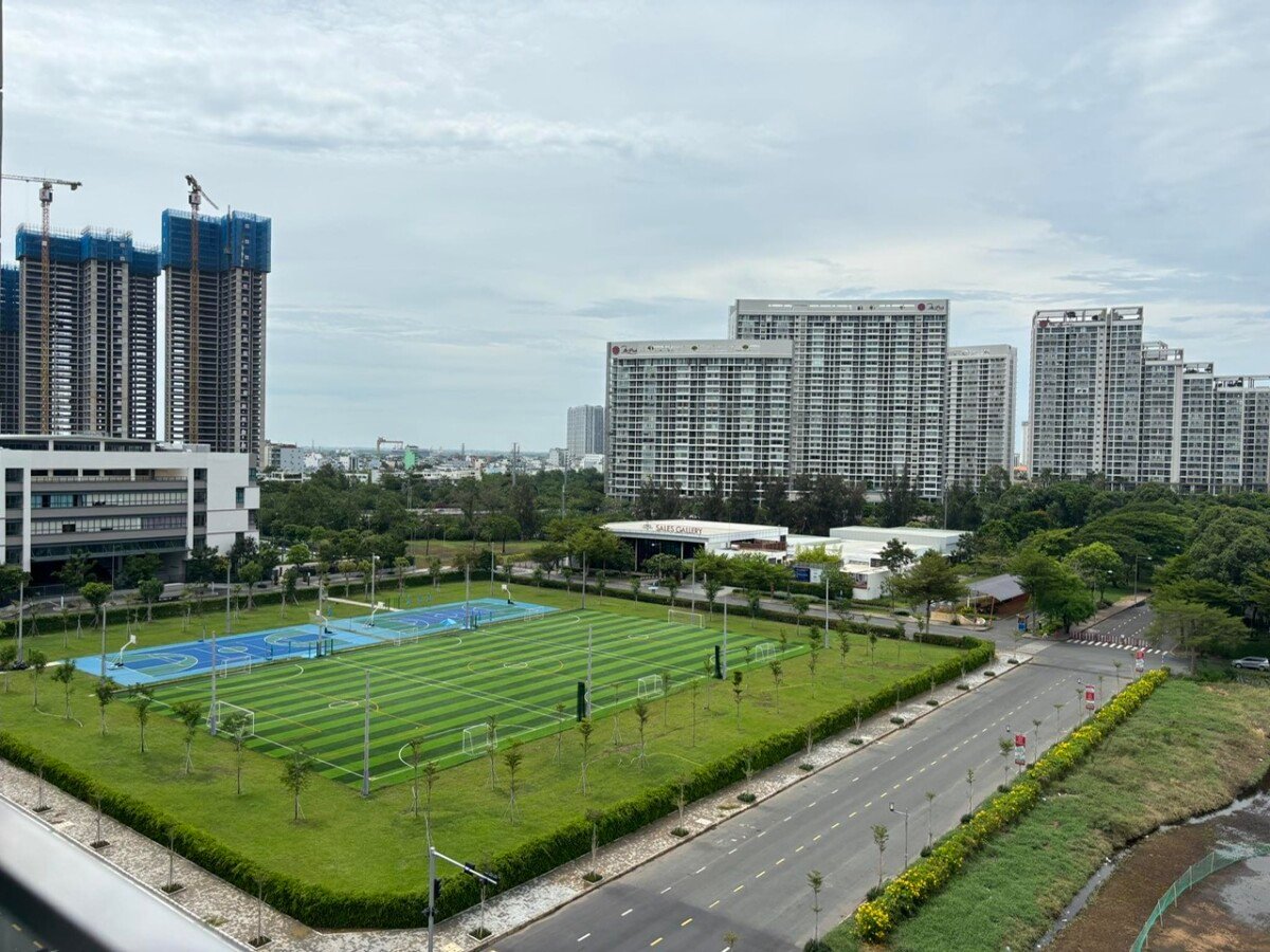 view balcony phong khach can ho ban - Giá mua bán căn hộ 2pn số 08 tòa B chung cư Cardinal Court phường Tân Mỹ T4/2026