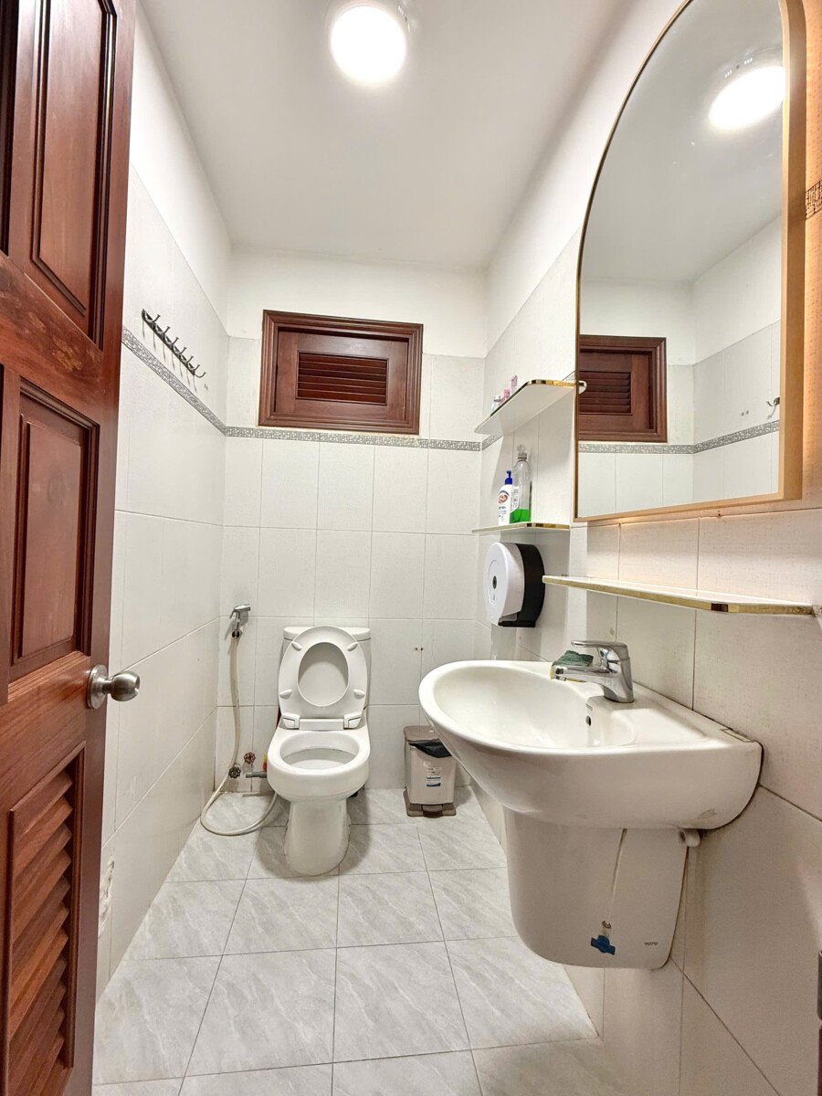 wc can hung gia cho thue - Cho thuê nguyên căn nhà phố khu Hưng Gia 2. PMH Khu vực sầm uất dễ kinh doanh. Giá rẻ chỉ 55 Triệu/Tháng