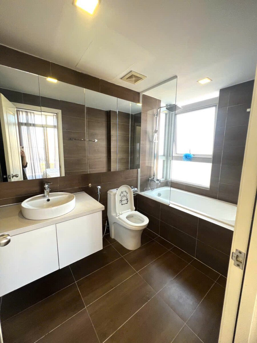 wc cp bon tam nam - Cho thuê căn hộ đẹp tại Star Hill. DT 94m2 Nhà đẹp- Lầu cao- View thoáng- 3 Phòng-2wc- Giá thuê 25 Triệu/Tháng