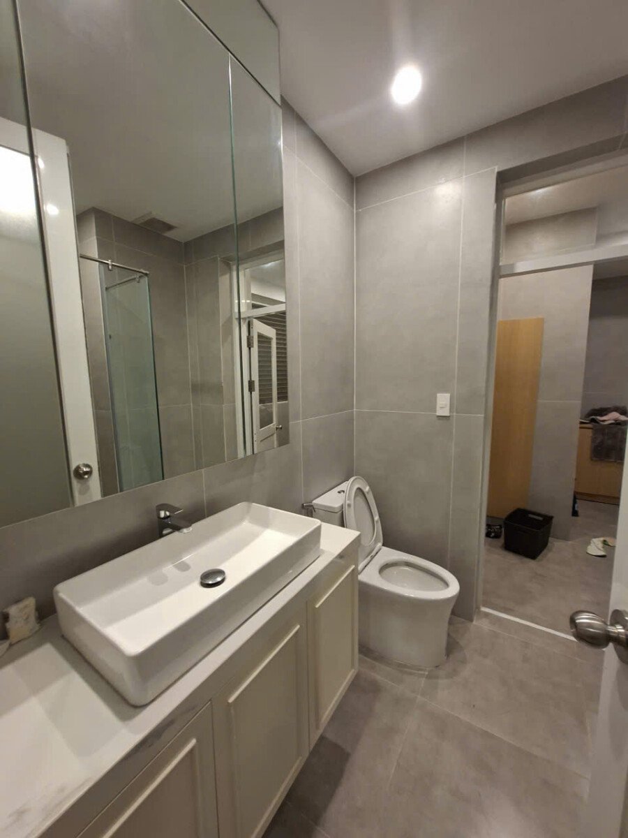 wc penthouse sky garden 3 5 - Bán Penthouse 2 sân tại Sky Garden 3. Tổng DT 250m2 Thiết kế 3 Phòng ngủ-4wc- Tặng kèm nội thất. Giá 13.2 Tỷ