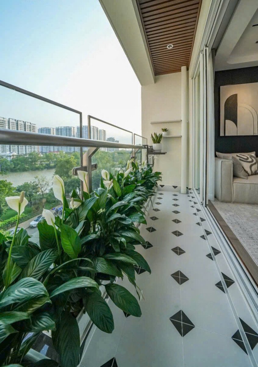 balcony can ho rong rai 1 - Giá mua bán căn hộ 3pn chung cư Riverpark Residence phường Tân Hưng T5/2026