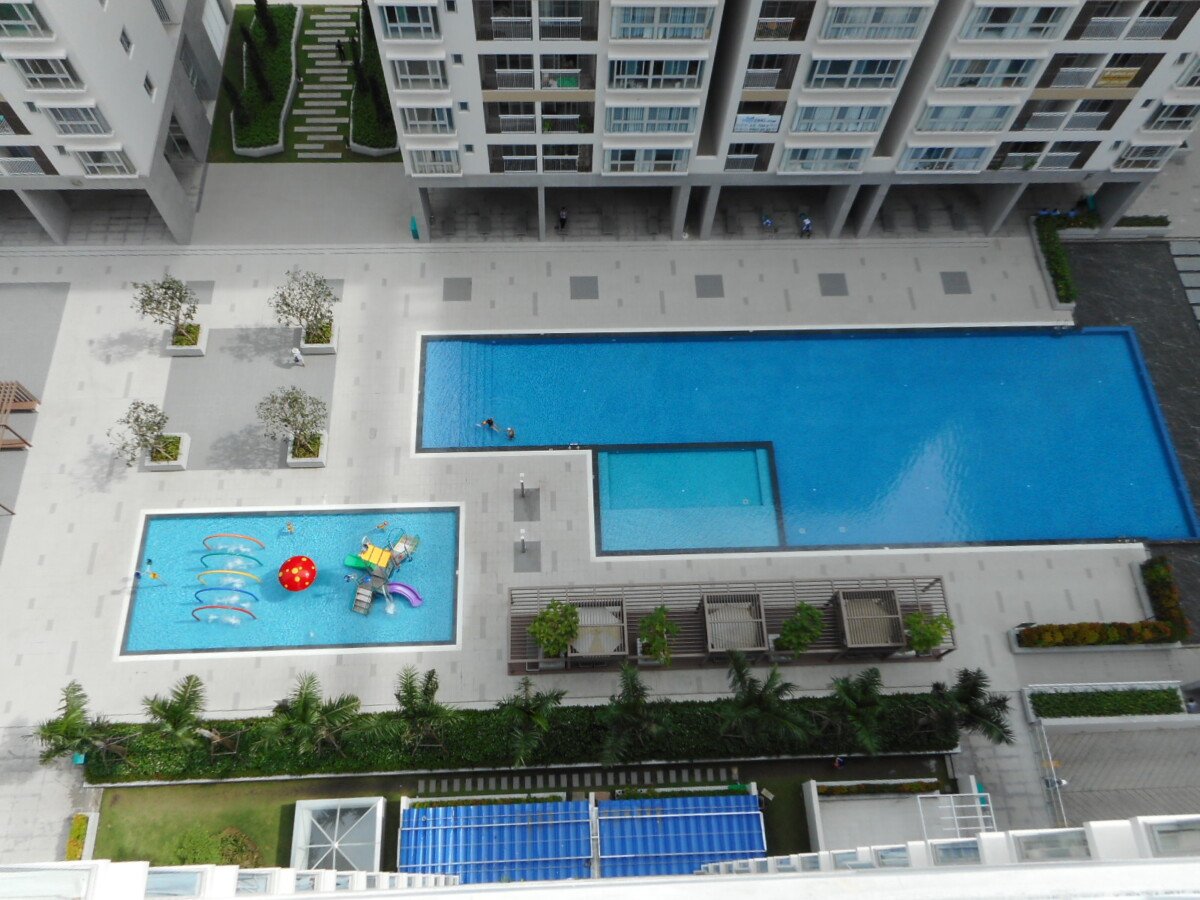 balcony phong khach can ho lien ke ho boi - Giảm giá bán gấp căn hộ 3pn tòa D Scenic Valley 1, view hồ bơi, diện tích 107m2, có ô xe, giá 9,150 tỷ