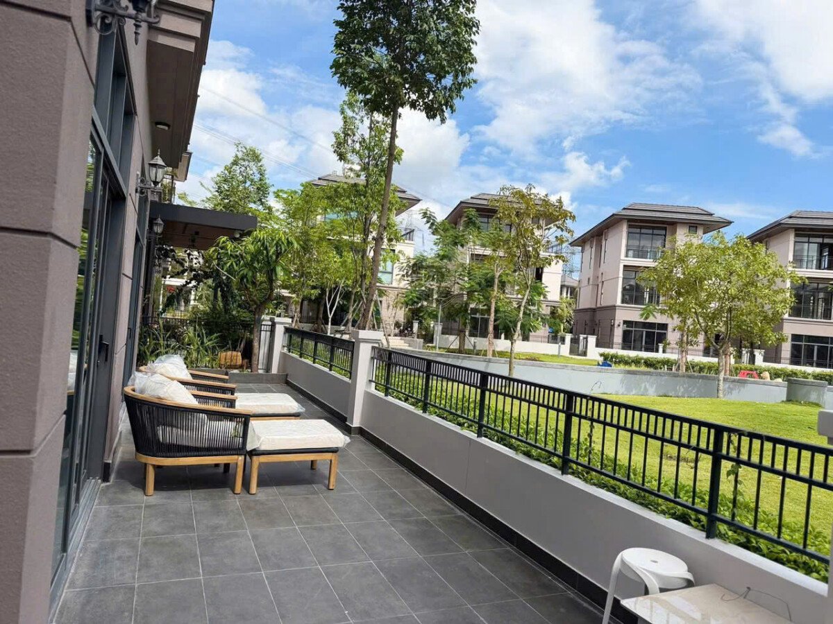 balcony sang trong - Giá cho thuê nhà Biệt thự 5pn kdc Zeitgeist Nhà Bè T5/2026