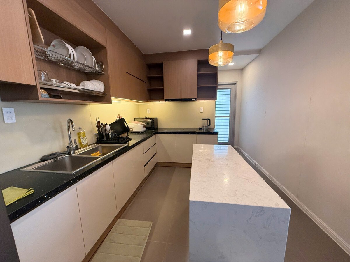 bep can ho ban 18 - Hạ giá bán nhanh căn hộ 107m2 chung cư Scenic Valley 1, chỉ 9.3 tỷ tặng kèm 01 ô đậu xe ô tô.