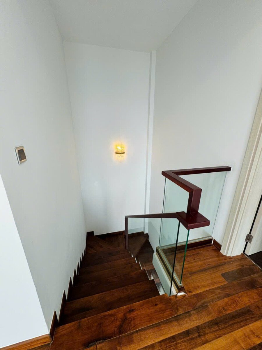 cau thang len lau tren - Giá cho thuê căn hộ Duplex tòa O chung cư Happy Valley Premier phường Tân Hưng T5/2026
