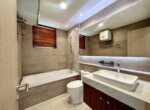 hien-trang-nha-co-2-toilet-day-du-thiet-bi