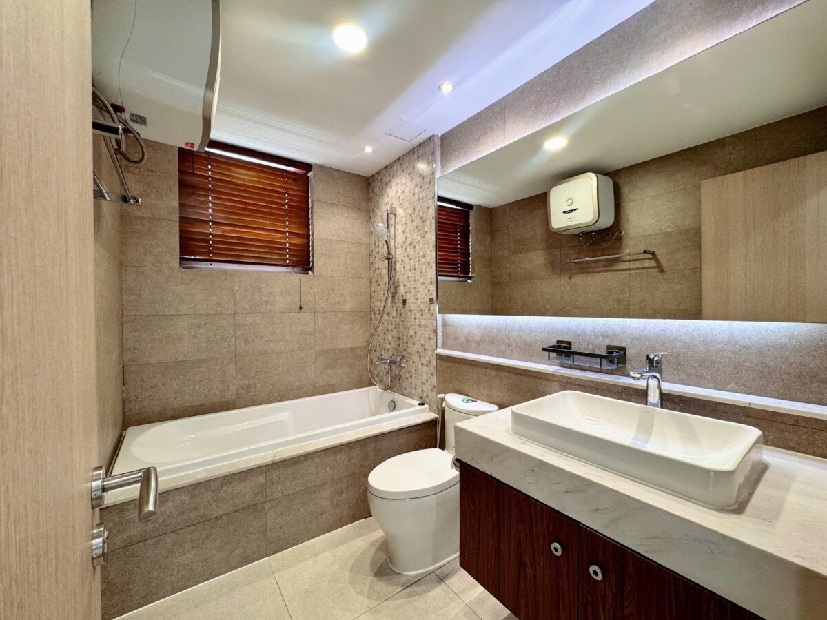 hien trang nha co 2 toilet day du thiet bi - Giá mua bán căn hộ 3pn số 05 tòa C chung cư Riverpark Premier phường Tân Hưng T5/2026