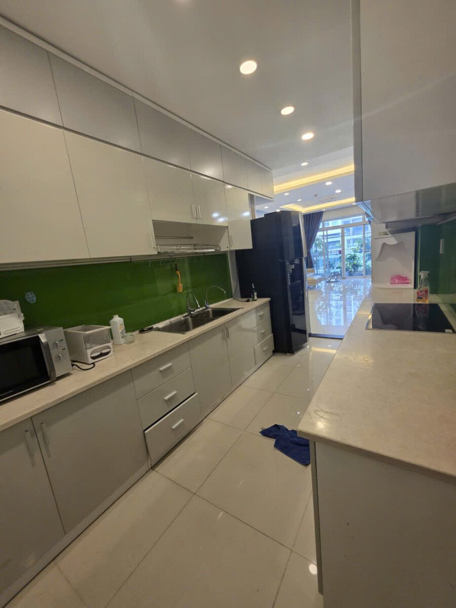 khong gian bep rong rai 1 - Giá mua bán căn hộ 3pn tòa E chung cư Riverside Residence phường Tân Mỹ HCM T5/2026