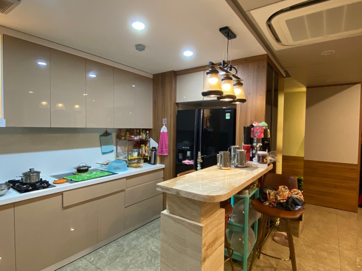khong gian bep rong rai 12 - Giá mua bán căn hộ 2pn tòa D chung cư Happy Valley phường Tân Hưng T5/2026