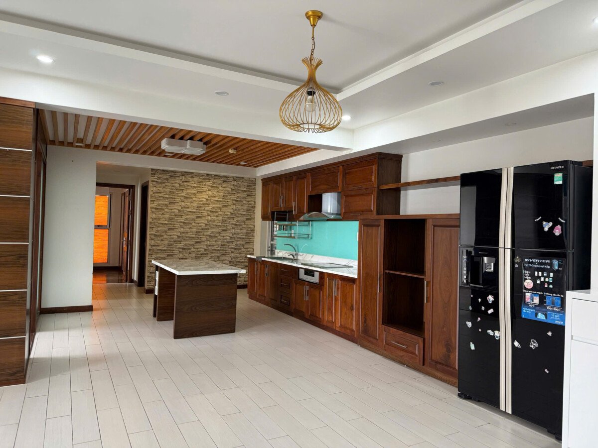 khong gian bep rong rai 13 - Giảm giá bán gấp căn hộ Happy Valley, căn góc, 116m2, giá 9,5 tỷ
