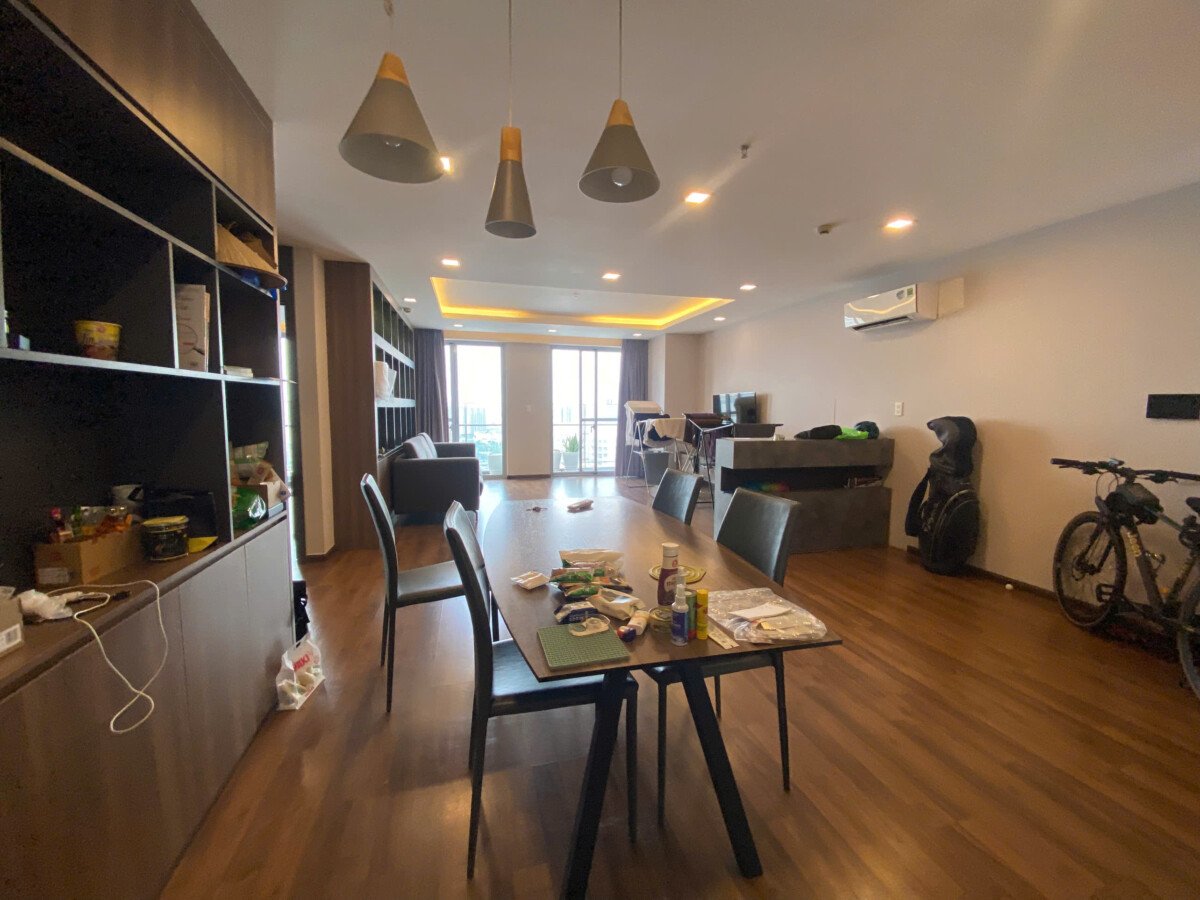khong gian phong khach can ho ban 1 - Giá mua bán căn hộ 2pn số 05 - 117m2 tòa B chung cư Scenic Valley 1 phường Tân Mỹ T6/2026