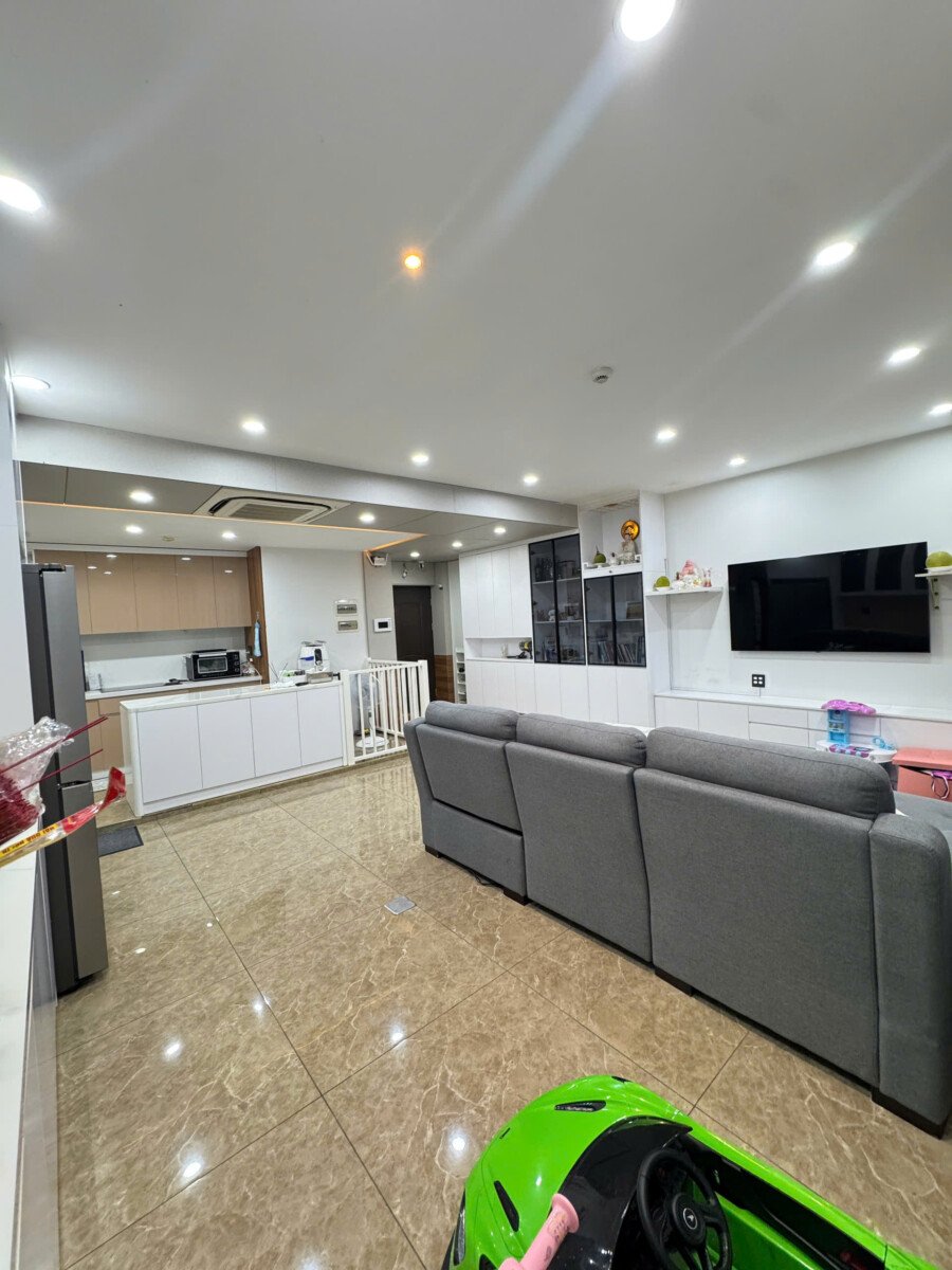 khong gian phong khach can ho ban - Giá mua bán căn hộ 2pn tòa D chung cư Happy Valley phường Tân Hưng T5/2026
