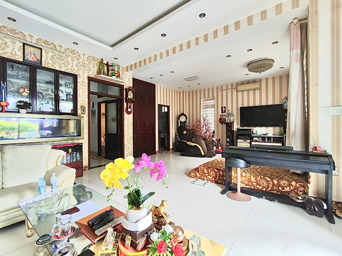 khong gian phong khach nha biet thu ban - Giá mua bán nhà Biệt thự mặt Đường số 24 kdc Trung Sơn xã Bình Hưng T5/2026