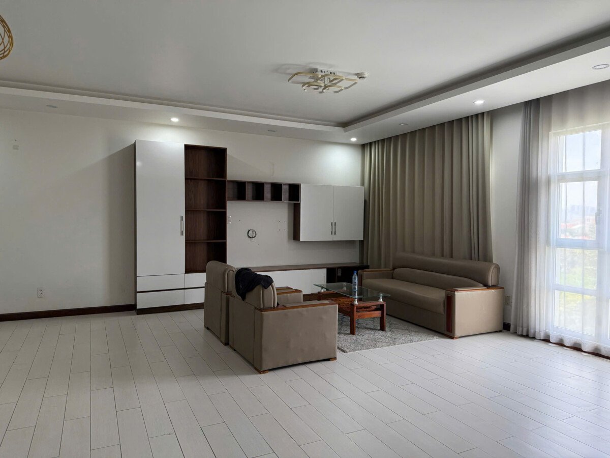 khong gian phong khach rong rai 1 - Giá mua bán căn hộ 3pn tòa G chung cư Happy Valley phường Tân Hưng T5/2026