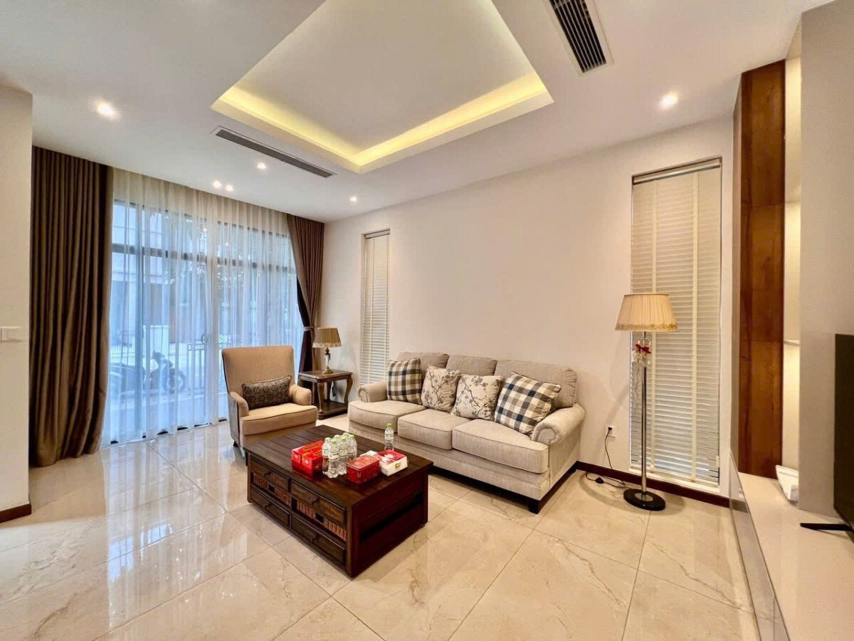 khong gian phong khach rong rai - Giá cho thuê nhà Biệt thự 5pn kdc Zeitgeist Nhà Bè T5/2026
