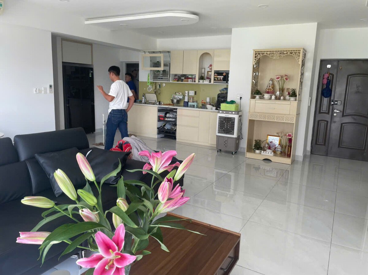 khong gian phong khach va bep rong rai - Giá mua bán căn hộ 3pn 115m2 chung cư Happy Valley phường Tân Hưng T6/2026