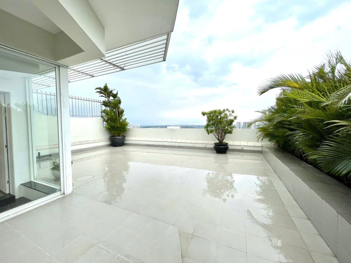 khong gian san thuong rong rai - Giá cho thuê căn hộ Penthouse 4pn tòa B chung cư Riverpark Residence phường Tân Hưng T5/2026