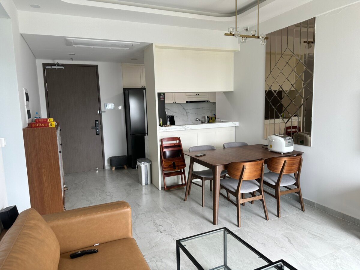 khu vu phong an va bep rong rai 1 - Giá mua bán căn hộ 2pn tòa B chung cư Cardinal Court phường Tân Mỹ T5/2026