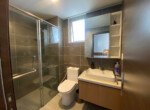 nha-co-2-toilet-day-du-thiet-bi