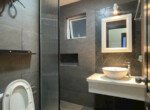nha-co-2-toilet-day-du-thiet-bi-cao-cap