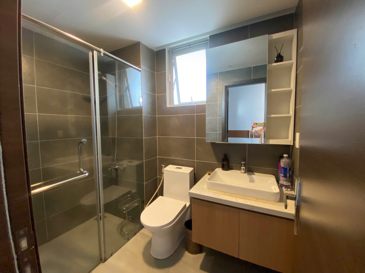 nha co 2 toilet day du thiet bi - Giảm giá bán gấp căn hộ 3pn tòa D Scenic Valley 1, view hồ bơi, diện tích 107m2, có ô xe, giá 9,150 tỷ