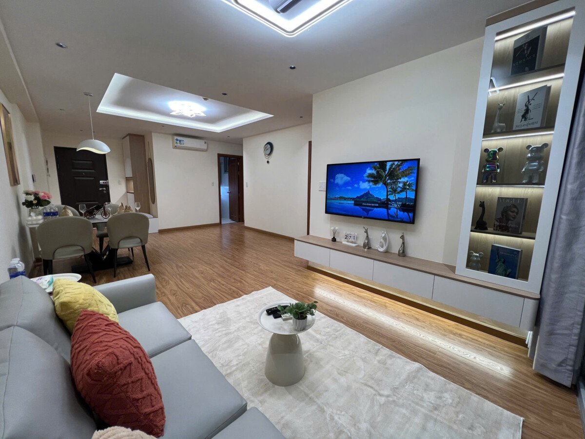 phong khach can ho ban 15 - Bán căn góc chung cư Scenic Valley 1, 77m2, giá 7.9 tỷ, nhà đẹp, đầy đủ nội thất.