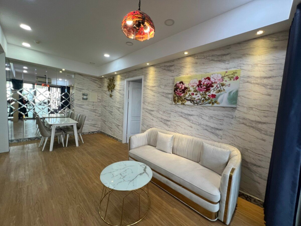 phong khach can ho ban 2 2 - Bán căn hộ chung cư Hưng Phúc, 02pn, giá 7.6 tỷ, nhà đẹp, đầy đủ nội thất, xem nhà dễ.