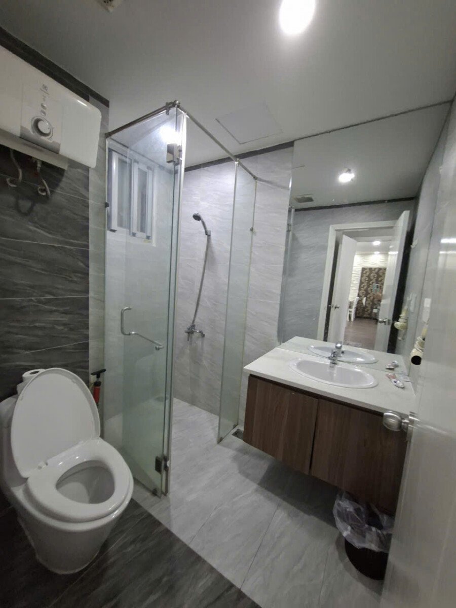 toilet can scenic cho thue 1 - Cho thuê căn hộ Scenic Valley 1. DT 71m2 View hồ bơi không ồn, thiết kế 2 phòng-2wc- Nhà trống vào ngay- Giá 20 Triệu/Tháng