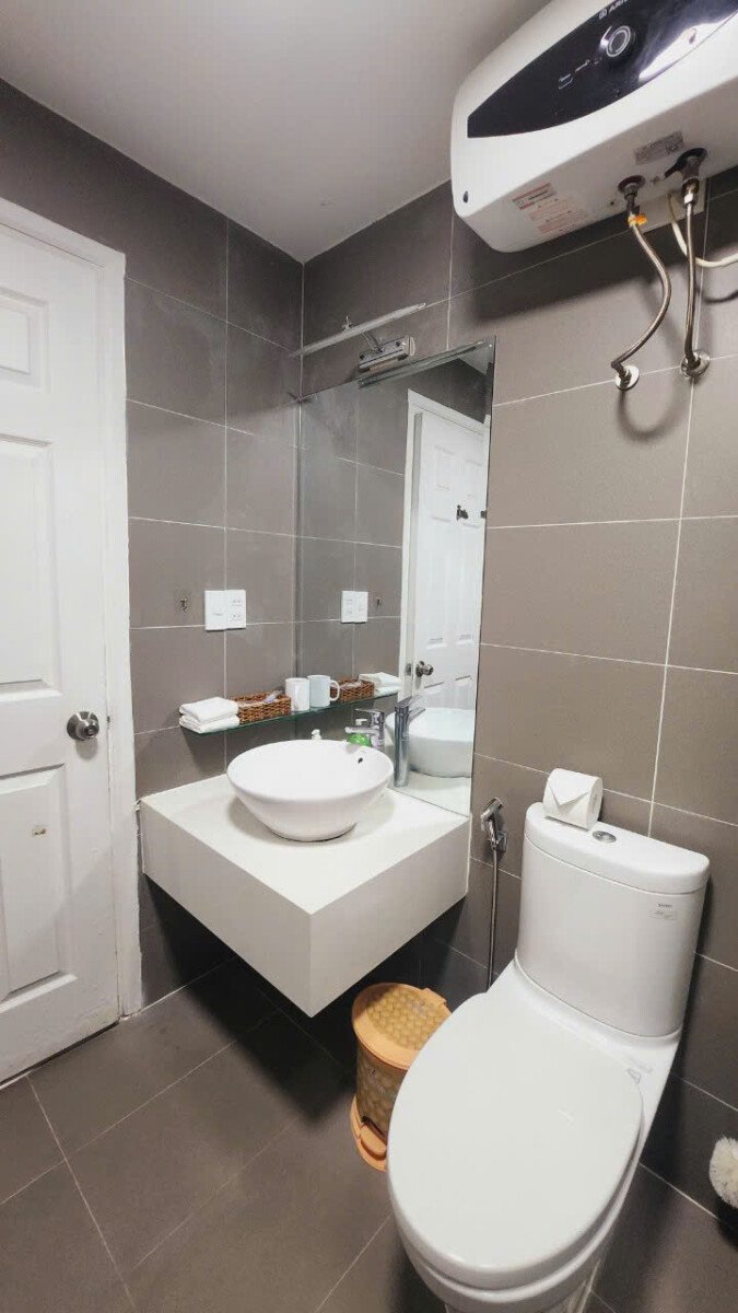 tollet can ho ban 2 - Bán nhanh căn hộ 80m2, chung cư Scenic Valley 1, giá 7.7 tỷ, nội thất đầy đủ, view hồ bơi.