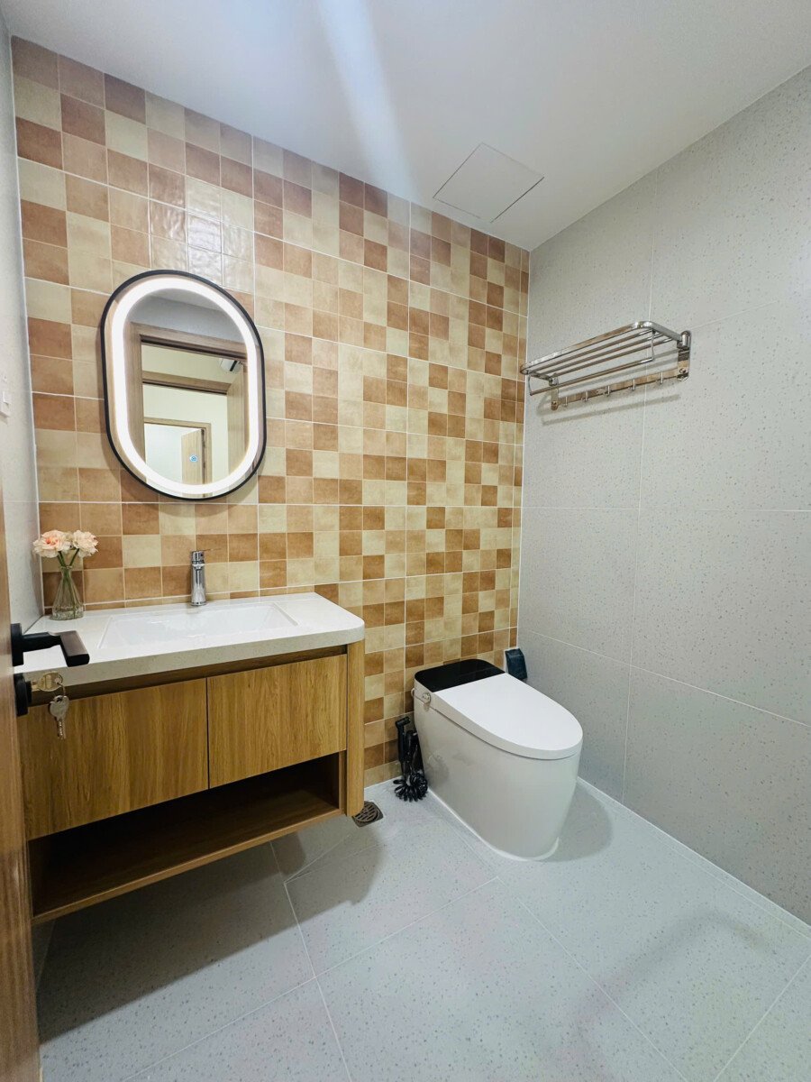 tollet can ho ban 4 - Cần bán căn hộ 88m2, chung cư Sky Garden 1, giá 6850 tỷ, nhà đẹp, đang có hợp đồng thuê cao.