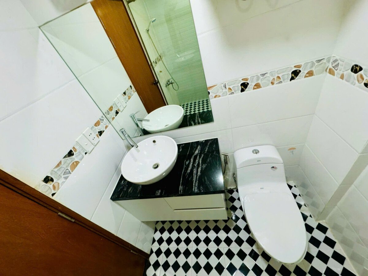tollet can ho ban 6 - Bán căn hộ chung cư Scenic Valley 1, 110m2, 03pn, giá 10 tỷ, nhà đang có hợp đồng thuê.