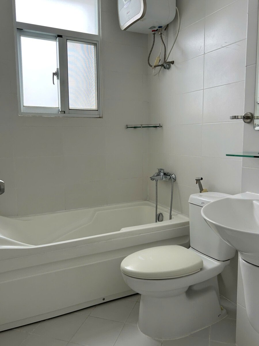 wc co bon tam nam - Cho thuê căn hộ Sky Garden 3. DT 72m2 Nhà thoáng- view hai mặt- 2 Phòng-2wc- Giá thuê 16 Triệu/Tháng