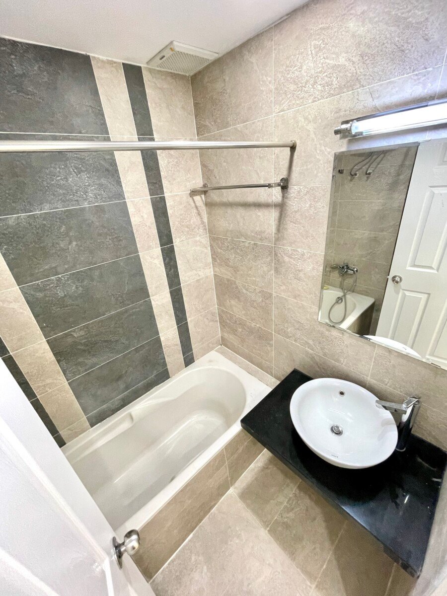 wc - Cho thuê nhanh căn hộ Sky Garden 3. DT 70m2 Nhà đẹp-tone trắng thiết kế 2 Phòng-2wc- Giá thuê 16 Triệu/Tháng