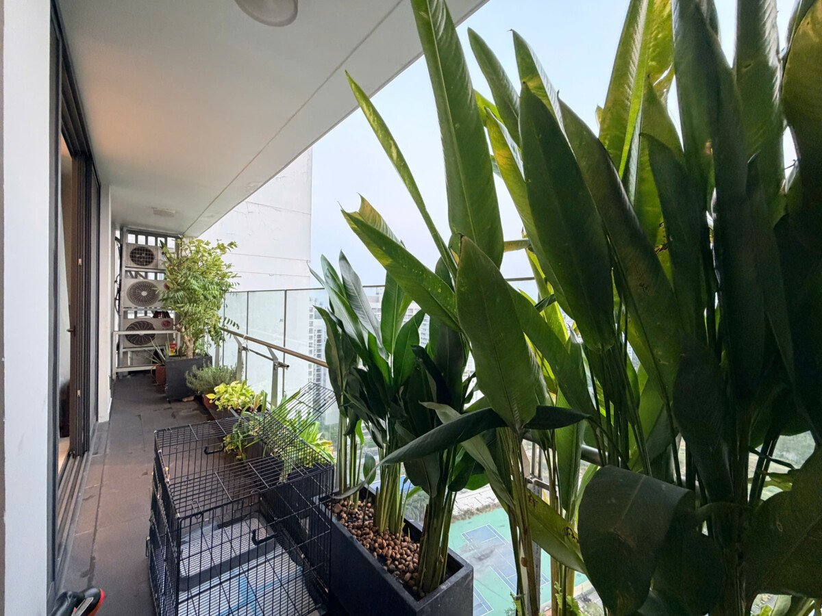 balcony phong khach 1 - Chủ giảm giá bán gấp căn hộ 3pn tòa C view sân golf chung cư Green Valley phường Tân Mỹ