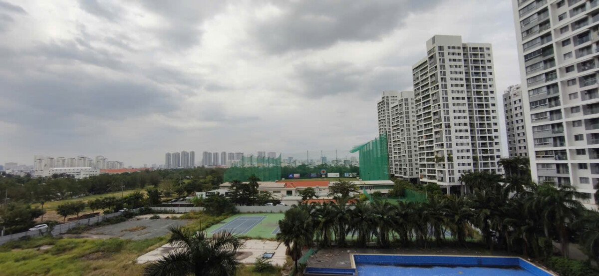 balcony phong khach can ho 1 - Giá mua bán căn hộ 3pn số 05 tòa D chung cư Scenic Valley 1 phường Tân Mỹ T6/2026