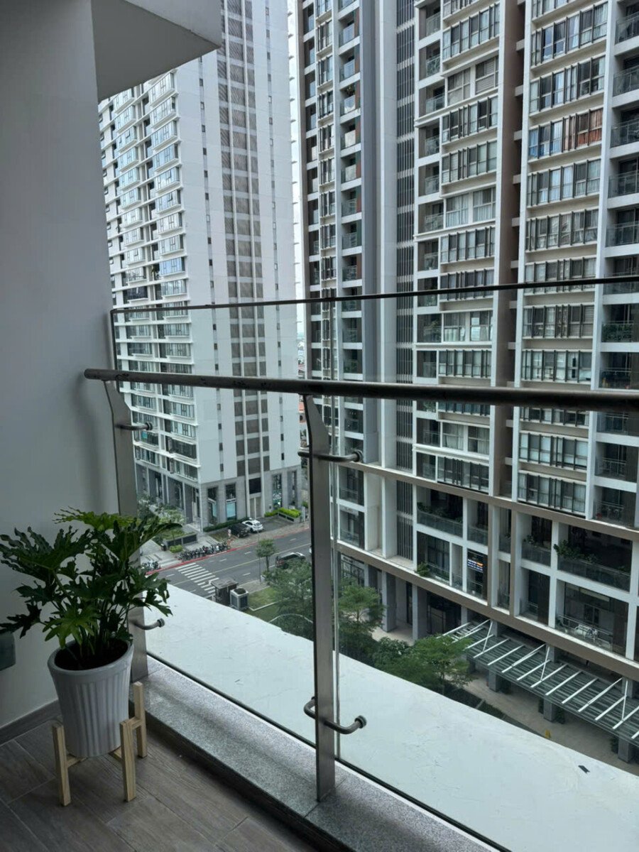 balcony phong khach lien ke cong vien noi khu - Giá cho thuê căn hộ 2pn tòa A Midtown m7 Phường Tân Mỹ T6/2026
